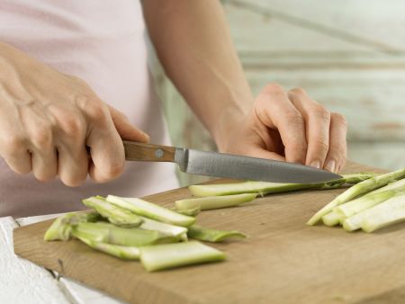 Spargel-Pasta mit Bündner Fleisch Zubereitung Schritt 1 Spargel-Pasta mit Bündner Fleisch Zubereitung Schritt 1