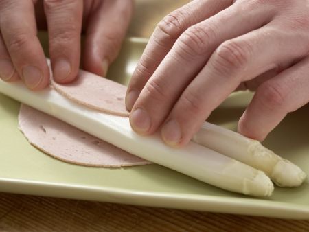 Spargelröllchen mit Kratzete Zubereitung Schritt 2 Spargelröllchen mit Kratzete Zubereitung Schritt 2