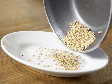 Spinatsalat mit Sesam Zubereitung Schritt 2 Spinatsalat mit Sesam Zubereitung Schritt 2