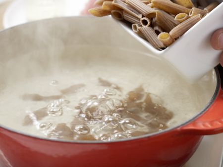 Steckrübenbrei mit Nudeln Zubereitung Schritt 1 Steckrübenbrei mit Nudeln Zubereitung Schritt 1
