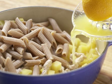 Steckrübenbrei mit Nudeln Zubereitung Schritt 5 Steckrübenbrei mit Nudeln Zubereitung Schritt 5