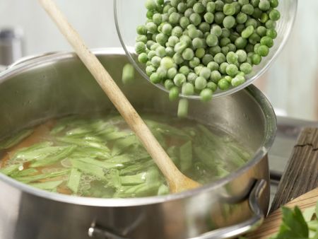 Sterntaler-Suppe mit Eierstich Zubereitung Schritt 6 Sterntaler-Suppe mit Eierstich Zubereitung Schritt 6