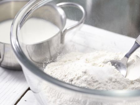 Süße Hefeteig-Hasen Zubereitung Schritt 1 Süße Hefeteig-Hasen Zubereitung Schritt 1