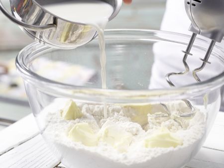 Süße Hefeteig-Hasen Zubereitung Schritt 2 Süße Hefeteig-Hasen Zubereitung Schritt 2