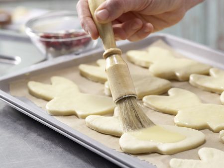 Süße Hefeteig-Hasen Zubereitung Schritt 6 Süße Hefeteig-Hasen Zubereitung Schritt 6