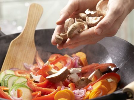 Süßsaures Asia-Gemüse Zubereitung Schritt 5 Süßsaures Asia-Gemüse Zubereitung Schritt 5