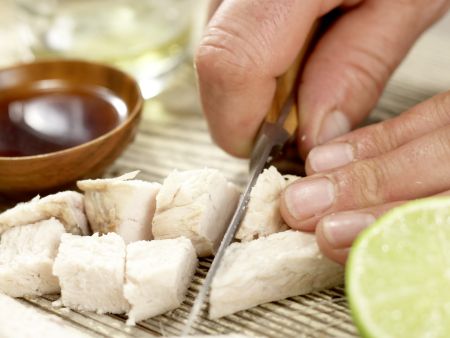 Thailändischer Hähnchensalat Zubereitung Schritt 4 Thailändischer Hähnchensalat Zubereitung Schritt 4
