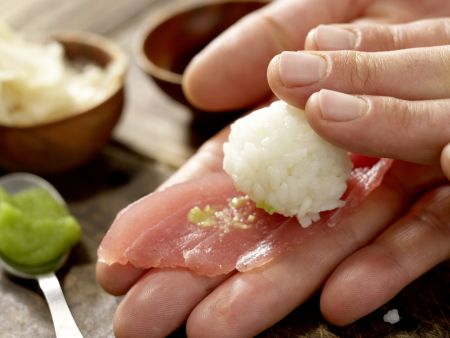 Thunfisch-Sushi Zubereitung Schritt 4 Thunfisch-Sushi Zubereitung Schritt 4