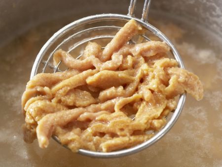 Tomaten-Spätzle mit Schafskäse Zubereitung Schritt 6 Tomaten-Spätzle mit Schafskäse Zubereitung Schritt 6