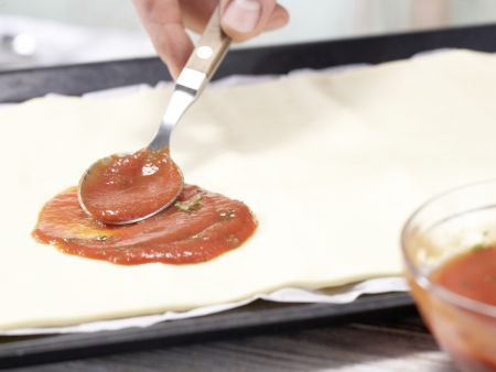Tomaten-Thunfisch-Pizza Zubereitung Schritt 1 Tomaten-Thunfisch-Pizza Zubereitung Schritt 1