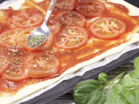 Tomaten-Thunfisch-Pizza Zubereitung Schritt 3 Tomaten-Thunfisch-Pizza Zubereitung Schritt 3