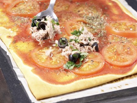 Tomaten-Thunfisch-Pizza Zubereitung Schritt 7 Tomaten-Thunfisch-Pizza Zubereitung Schritt 7
