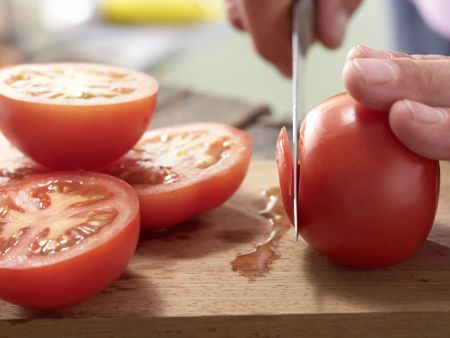 Tomatenhappen mit Käsenocken Zubereitung Schritt 1 Tomatenhappen mit Käsenocken Zubereitung Schritt 1