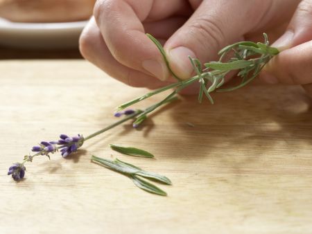Tomatensuppe mit Lavendel Zubereitung Schritt 1 Tomatensuppe mit Lavendel Zubereitung Schritt 1
