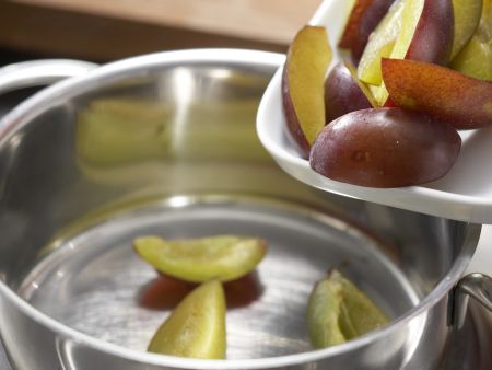 Vanillenudeln mit Zwetschgenmus Zubereitung Schritt 1 Vanillenudeln mit Zwetschgenmus Zubereitung Schritt 1