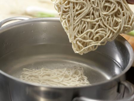 Vegetarische Nudelpfanne Zubereitung Schritt 1 Vegetarische Nudelpfanne Zubereitung Schritt 1