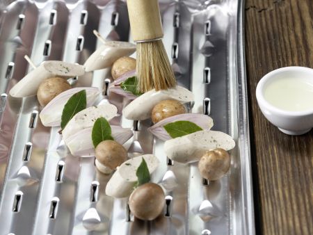 Würstchen-Champignon-Spieße Zubereitung Schritt 4 Würstchen-Champignon-Spieße Zubereitung Schritt 4