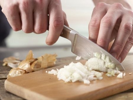 Würstchengulasch mit Spätzle Zubereitung Schritt 1 Würstchengulasch mit Spätzle Zubereitung Schritt 1