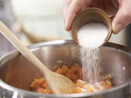 Würstchengulasch mit Spätzle Zubereitung Schritt 5 Würstchengulasch mit Spätzle Zubereitung Schritt 5