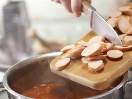 Würstchengulasch mit Spätzle Zubereitung Schritt 7 Würstchengulasch mit Spätzle Zubereitung Schritt 7