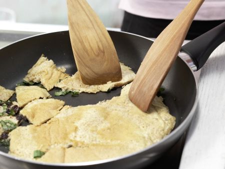Würziger Bärlauchschmarrn Zubereitung Schritt 6 Würziger Bärlauchschmarrn Zubereitung Schritt 6