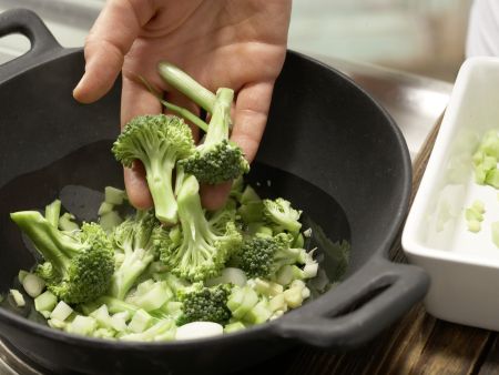 Würziger Bratreis aus dem Wok Zubereitung Schritt 6 Würziger Bratreis aus dem Wok Zubereitung Schritt 6