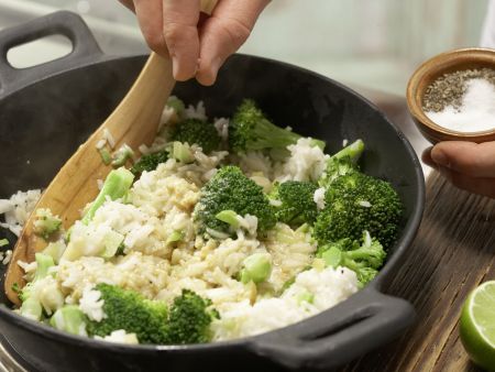 Würziger Bratreis aus dem Wok Zubereitung Schritt 8 Würziger Bratreis aus dem Wok Zubereitung Schritt 8