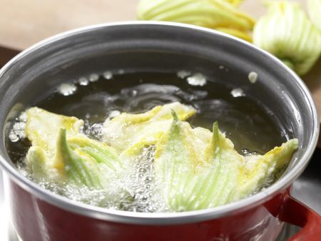 Zitronensauce mit Zucchiniblüten Zubereitung Schritt 5 Zitronensauce mit Zucchiniblüten Zubereitung Schritt 5