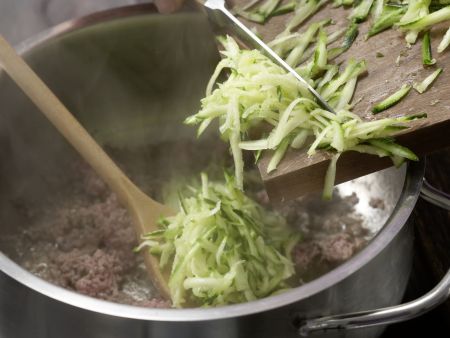 Zucchini-Nudel-Brei mit Hackfleisch Zubereitung Schritt 3 Zucchini-Nudel-Brei mit Hackfleisch Zubereitung Schritt 3