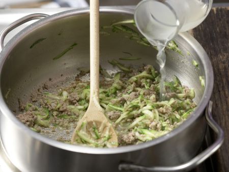 Zucchini-Nudel-Brei mit Hackfleisch Zubereitung Schritt 5 Zucchini-Nudel-Brei mit Hackfleisch Zubereitung Schritt 5