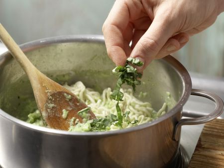 Zucchini-Nudeln in Kokosmilch Zubereitung Schritt 3 Zucchini-Nudeln in Kokosmilch Zubereitung Schritt 3