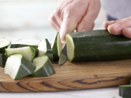 Zucchini-Pfanne Zubereitung Schritt 2 Zucchini-Pfanne Zubereitung Schritt 2