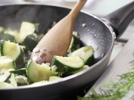 Zucchini-Pfanne Zubereitung Schritt 4 Zucchini-Pfanne Zubereitung Schritt 4