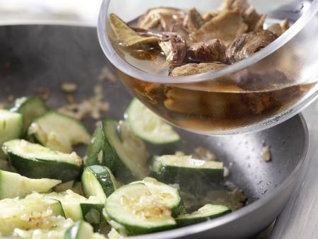 Zucchini-Pfanne Zubereitung Schritt 5 Zucchini-Pfanne Zubereitung Schritt 5