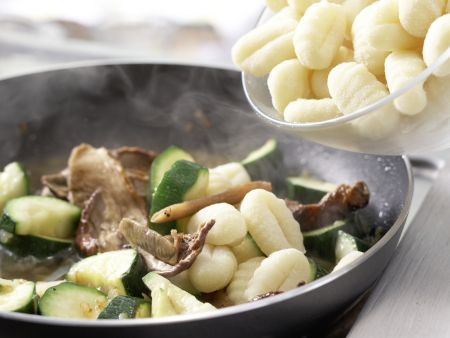 Zucchini-Pfanne Zubereitung Schritt 6 Zucchini-Pfanne Zubereitung Schritt 6