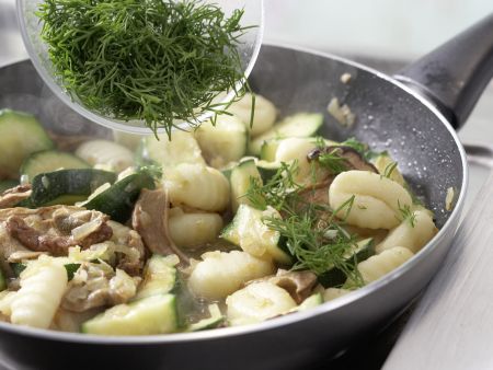 Zucchini-Pfanne Zubereitung Schritt 7 Zucchini-Pfanne Zubereitung Schritt 7
