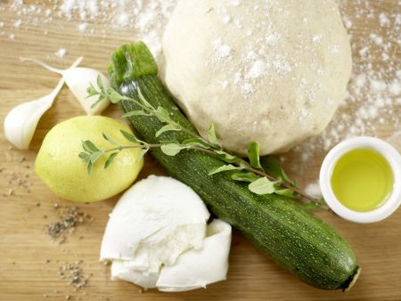 Zucchini-Pizza mit Mozzarella Zubereitung Schritt 1 Zucchini-Pizza mit Mozzarella Zubereitung Schritt 1