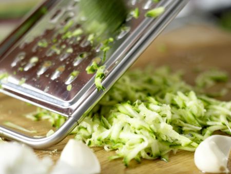 Zucchini-Pizza mit Mozzarella Zubereitung Schritt 3 Zucchini-Pizza mit Mozzarella Zubereitung Schritt 3