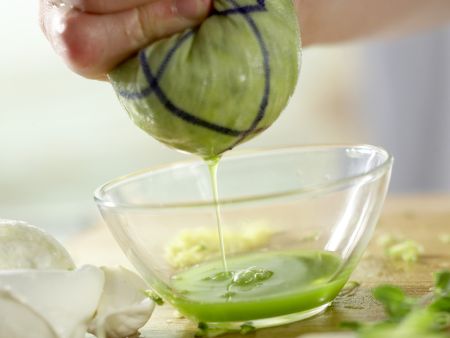 Zucchini-Pizza mit Mozzarella Zubereitung Schritt 4 Zucchini-Pizza mit Mozzarella Zubereitung Schritt 4