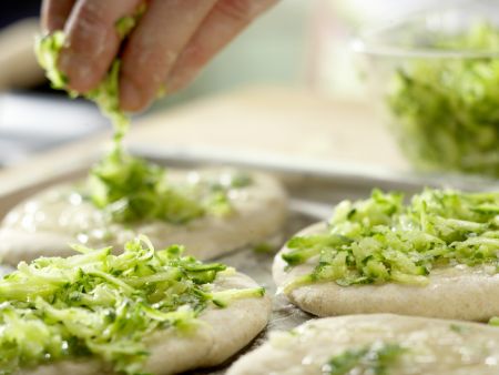 Zucchini-Pizza mit Mozzarella Zubereitung Schritt 8 Zucchini-Pizza mit Mozzarella Zubereitung Schritt 8