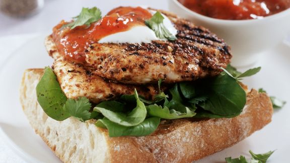 Baguette mit gebratener Hähnchenbrust und Tomatenchutney Rezept | EAT ...
