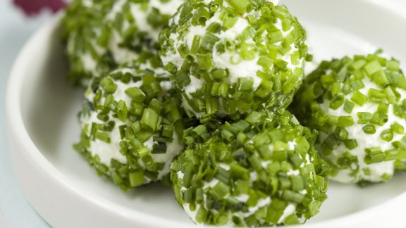 Frischkäse-Schnittlauch-Kugeln Rezept | EAT SMARTER