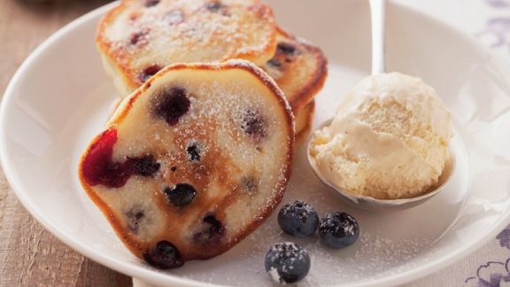 Kleines Pfannkuchen mit Blaubeeren Rezept | EAT SMARTER