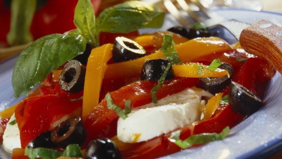 Paprika-Oliven-Salat mit Mozzarella Rezept | EAT SMARTER