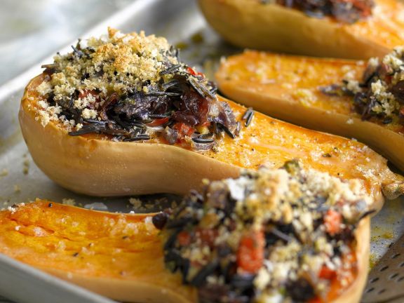 Glasierter Butternut-Kürbis mit Wildreisfüllung Rezept | EAT SMARTER