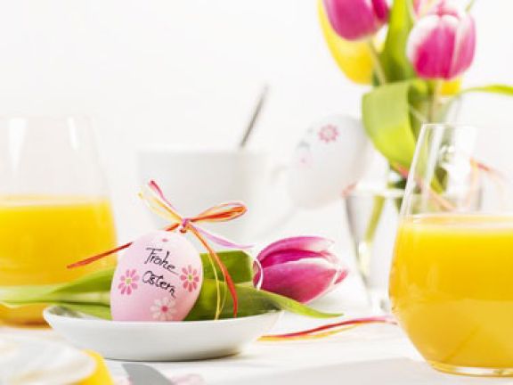 osterdekorationen selber machen anleitung blumen arrangement tisch