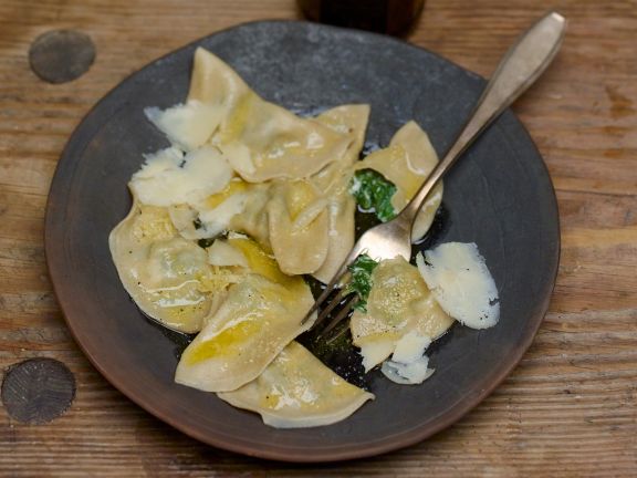 Gefüllte Nudeln mit Spinat dazu Parmesan und zerlassene Butter Rezept ...