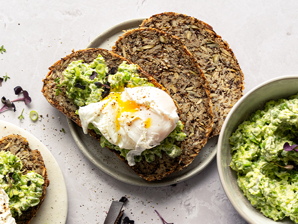 Erbsen-Wunderbrod mit pochiertem Ei