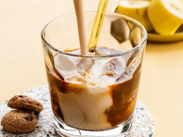 Mandel, Bananen und Espresso Frühstückssmoothie