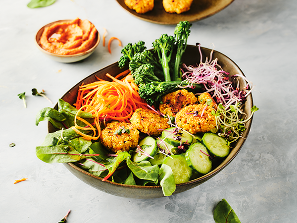 Couscous-Bowl mit Quinoa-Bratlingen